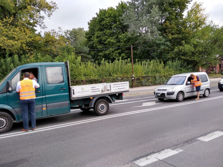 bezpieczny przejazd, Warszawa, bezpieczny piątek, żółta naklejka, naklejka