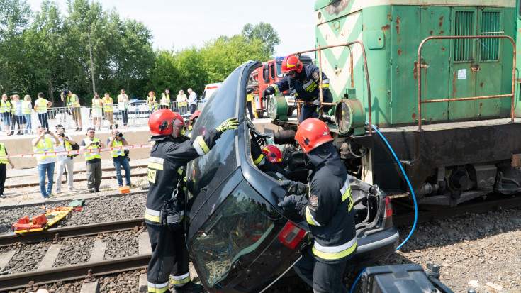 bezpieczny przejazd, symulacja, zderzenie, wypadek, przejazd kolejowo-drogowy, szlaban na ryzyko, kierowca, straż pożarna, samochód, strażak, symulacja zderzenia, akcja ratunkowa