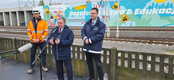 bezpieczny przejazd, stacja, Warszawa Zachodnia, Merchel Ireneusz, Budimex, briefing prasowy, Bittel Andrzej, mural