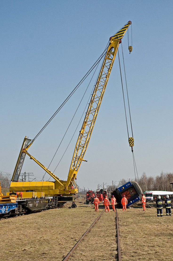 bezpieczeństwo, Legnica, PKP Intercity, straż pożarna, ratownictwo techniczne, awaria, wykolejenie, ratownictwo, wagon, dźwig, PKP Cargo, sprzęt specjalistyczny, ćwiczenia