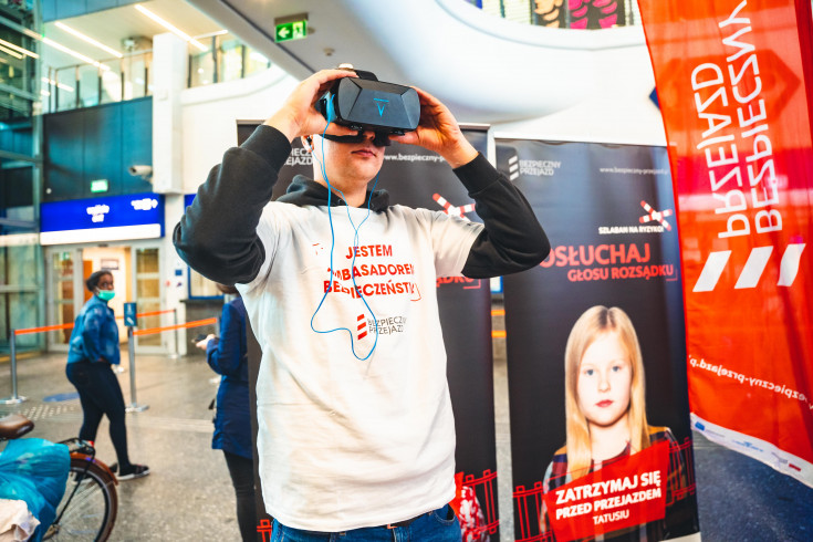 bezpieczny przejazd, kampania społeczna, Warszawa Centralna, edukacja, edukacja dzieci, stoisko kampanii, edukacja dorosłych, akcja edukacyjna, ambasador bezpieczeństwa, virtual reality, ambasadorzy bezpieczeństwa, aplikacja mobilna