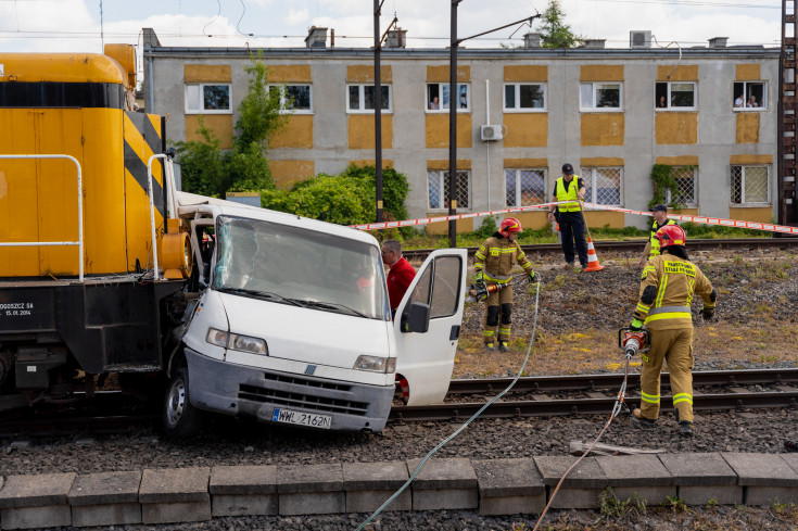 bezpieczny przejazd, wypadek, kampania społeczna, przejazd kolejowo-drogowy, wypadek na przejeździe, wydarzenie plenerowe, symulacja zderzenia, służby ratownicze