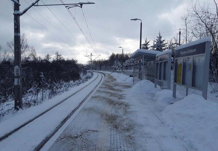 peron, nowa wiata, nowa infrastruktura, Program Przystankowy, Rzozów Centrum, nowa tablica informacyjna