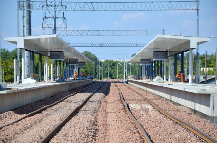 wiata, ławka, warszawska linia obwodowa, nowy przystanek, nowy tor