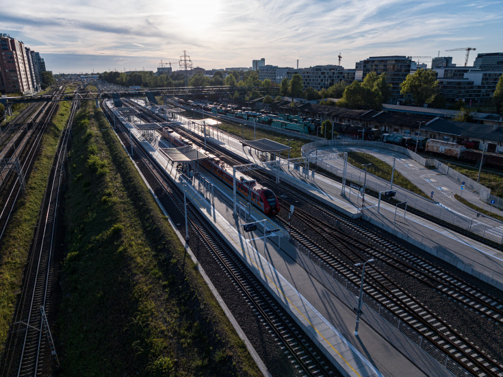 peron, kładka, Warszawa Główna, zdjęcia z drona, wieżowce