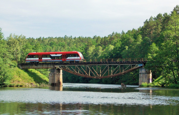 rzeka, most kolejowy, pociąg pasażerski, LK215