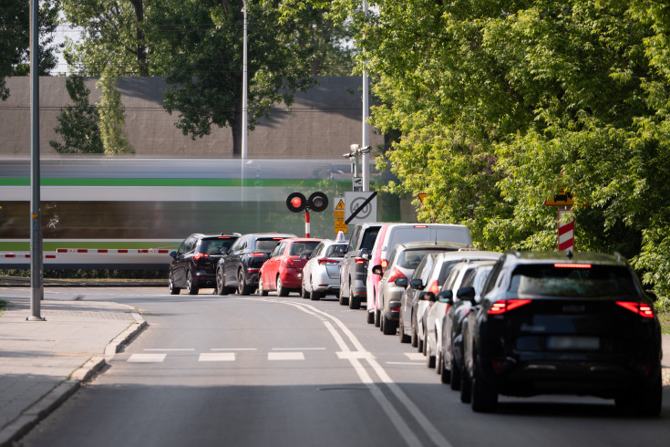 przejazd kolejowo-drogowy, sygnalizacja, rogatka, samochód osobowy, korek