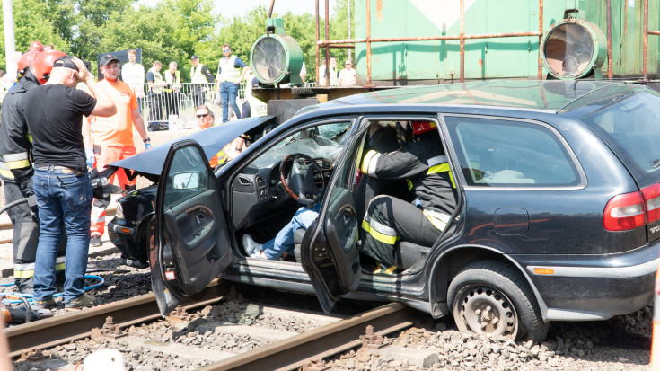 bezpieczny przejazd, symulacja, zderzenie, wypadek, przejazd kolejowo-drogowy, szlaban na ryzyko, kierowca, straż pożarna, samochód, strażak, symulacja zderzenia, akcja ratunkowa