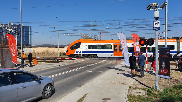 akcja ulotkowa, przejazd kolejowo-drogowy, żółta naklejka, znak STOP, funkcjonariusz SOK, samochód osobowy, pociąg pasażerski, ambasadorzy bezpieczeństwa