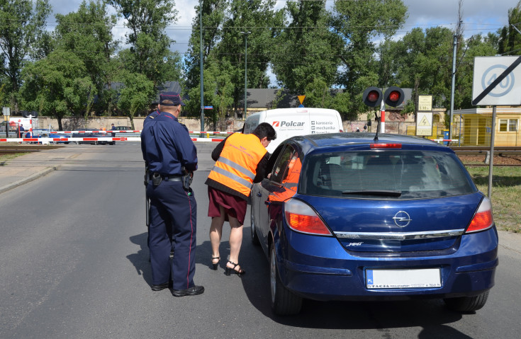 bezpieczny przejazd, bezpieczeństwo, bezpieczny piątek, akcja informacyjna, akcja ulotkowa, koordynator, przejazd kolejowo-drogowy, kierowca