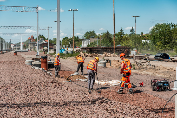 Kętrzyn, robotnicy, maszyna, LK38, KPO, inwestycje w realizacji, roboty budowlane
