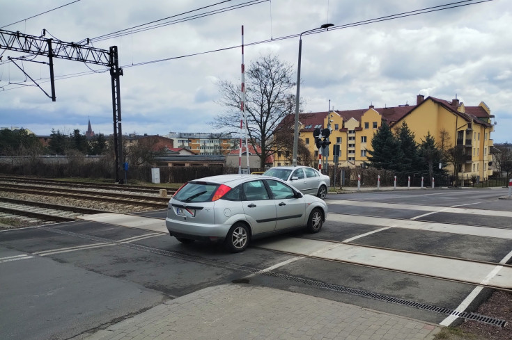 wiadukt, skrzyżowanie bezkolizyjne, samochód osobowy, Nakło nad Notecią