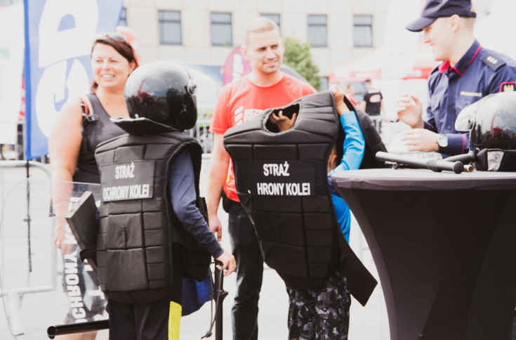 SOK, Straż Ochrony Kolei, bezpieczny przejazd, kampania społeczna, szlaban na ryzyko, Gdynia, edukacja, edukacja dzieci, wydarzenie plenerowe, stoisko, stoisko kampanii, Moto Safety Day, edukacja dorosłych