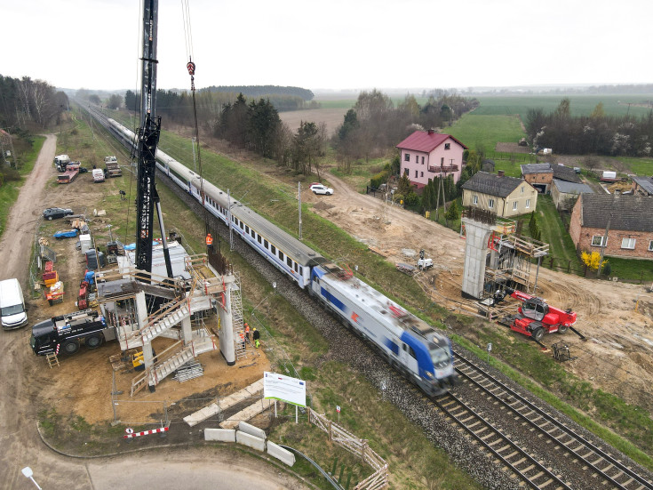 wiadukt, Ciechanów, prace budowlane, nowa infrastruktura, pociąg pasażerski