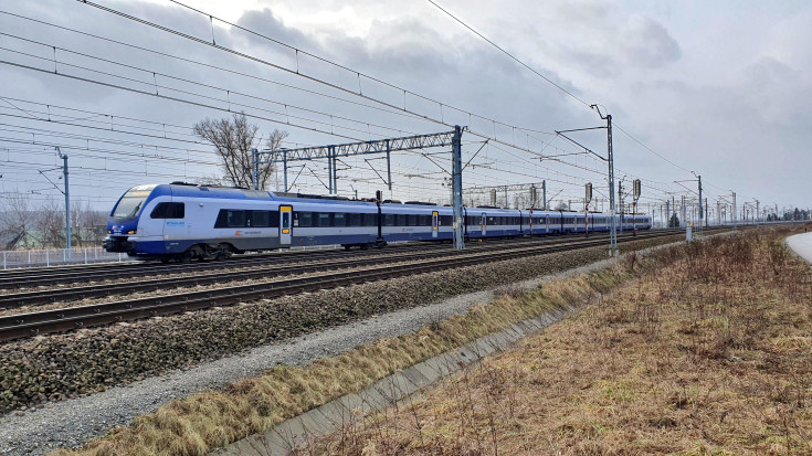 E30, PKP Intercity, tor, pociąg osobowy