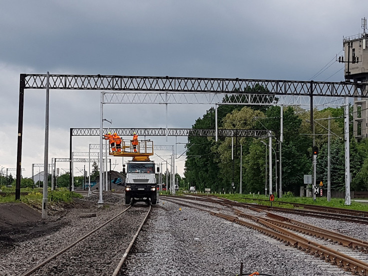 sieć trakcyjna, elektryfikacja, modernizacja, Rzeszów, Stalowa Wola, Stalowa Wola Rozwadów, Program Operacyjny Polska Wschodnia, Lublin Zemborzyce, Rozwadów, wymiana rozjazdu, LK68