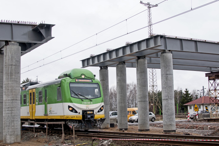 wiadukt, modernizacja, skrzyżowanie bezkolizyjne, pociąg, LK1, Jaktorów, Koleje Mazowieckie, inwestycja