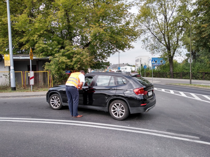 Poznań, bezpieczny przejazd, bezpieczny piątek, żółta naklejka, naklejka