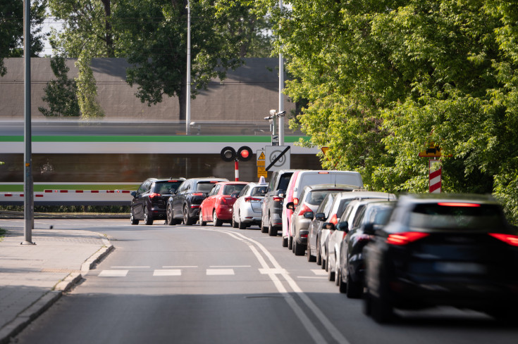 przejazd kolejowo-drogowy, sygnalizacja, rogatka, samochód osobowy, korek