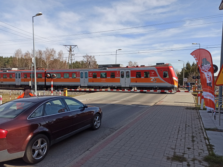 akcja ulotkowa, przejazd kolejowo-drogowy, żółta naklejka, znak STOP, pociąg pasażerski, ambasadorzy bezpieczeństwa