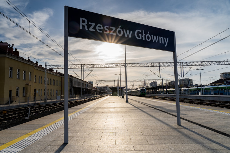 POIiŚ 2014-2020, Rzeszów Główny, zdjęcia nocne, TSI PRM, zmodernizowany peron