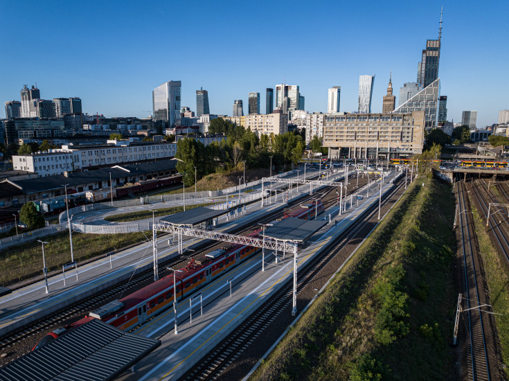 peron, kładka, Warszawa Główna, zdjęcia z drona, wieżowce