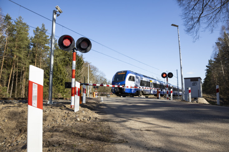 przejazd kolejowo-drogowy, monitoring, żółta naklejka, kamera, www.bezpieczny-przejazd.pl