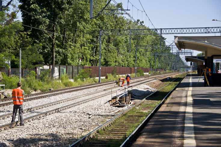 peron, modernizacja, CEF, Łącząc Europę, LK447, robotnicy, warszawski węzeł kolejowy, Milanówek, kolej aglomeracyjna, aglomeracja warszawska, prace budowlane, przystanek, inwestycja