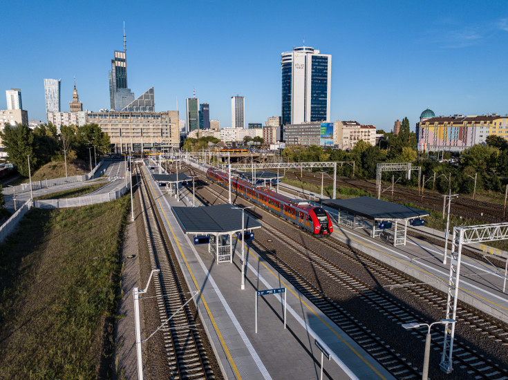 peron, kładka, Warszawa Główna, zdjęcia z drona, wieżowce