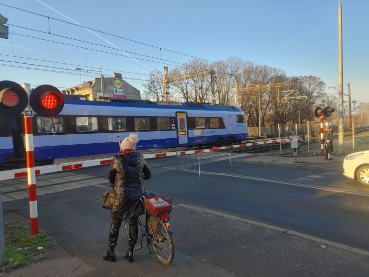 przejazd kolejowo-drogowy, PKP Intercity, pociąg pasażerski, rowerzysta, Poznań Starołęka