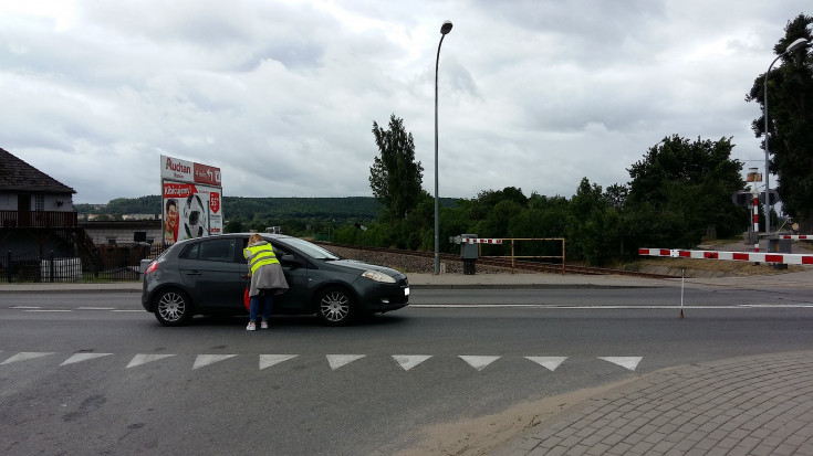 SOK, bezpieczny piątek, przejazd kolejowo-drogowy, ulotka, plakat, banner, rogatka, mandat