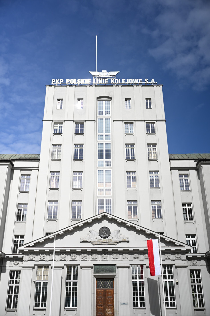 centrala, budynek, iluminacja, flaga biało-czerwona, dekoracja