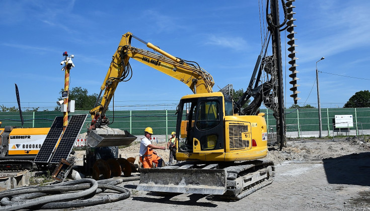 Pruszków, koparka, prace budowlane, nowa infrastruktura, wiadukt drogowy