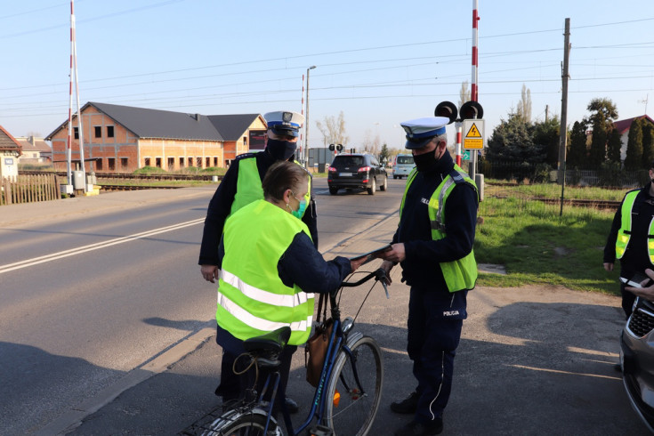 bezpieczny przejazd, Krotoszyn, kampania społeczna, akcja informacyjna, akcja ulotkowa, przejazd kolejowo-drogowy, kierowca, policja, policjanci, akcja interwencyjno-prewencyjna, ambasador bezpieczeństwa, ambasadorzy bezpieczeństwa, powiat krotoszyński