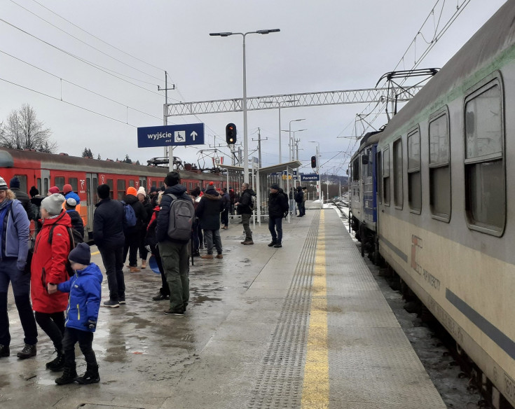 pasażer, peron, stacja, pociąg, Poronin, nowa infrastruktura pasażerska, kolejowa zakopianka