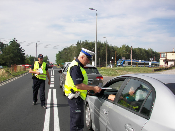 bezpieczeństwo, bezpieczny piątek, akcja informacyjna, akcja ulotkowa, koordynator, przejazd kolejowo-drogowy, kierowca