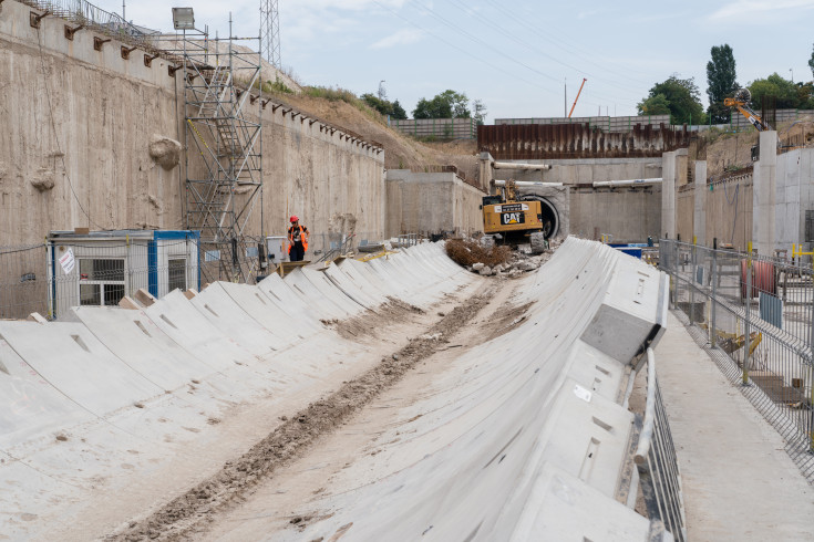 TBM, budowa tunelu, drążenie tunelu kolejowego, Łódź Koziny, Łódź Śródmieście, szacht, komora