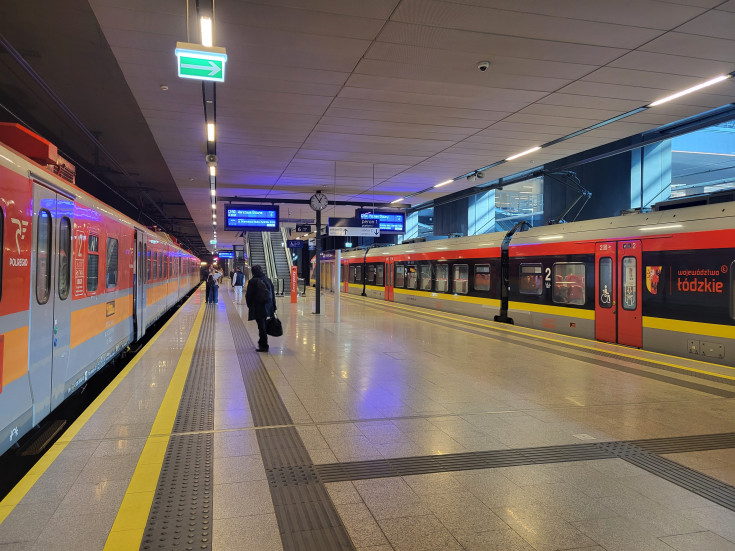 peron, dworzec kolejowy, pociąg osobowy