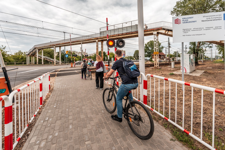 Warszawa, przejazd kolejowo-drogowy, rogatka, rowerzysta, KPO, digitalizacja, ul. Naczelnikowska