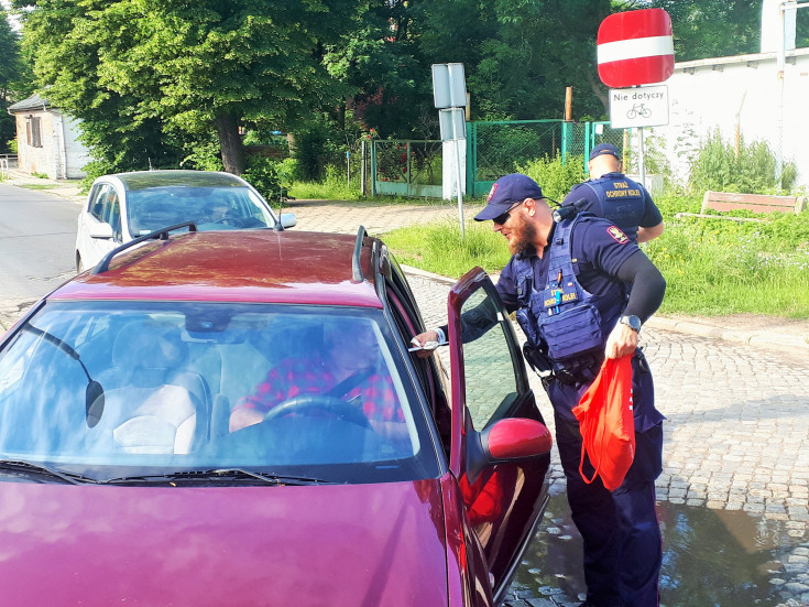 bezpieczny przejazd, bezpieczny piątek, akcja ulotkowa, żółta naklejka, 112, numer alarmowy, Gdańsk Orunia