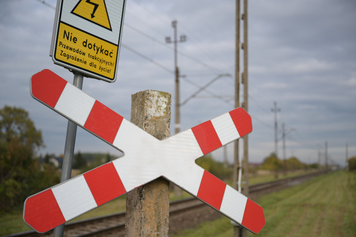 bezpieczny przejazd, przejazd kolejowo-drogowy, żółta naklejka, krzyż św. Andrzeja, znak STOP