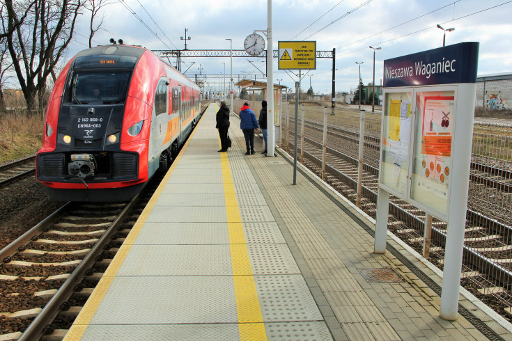 peron, LK18, nowa infrastruktura, pociąg pasażerski, Nieszawa Waganiec