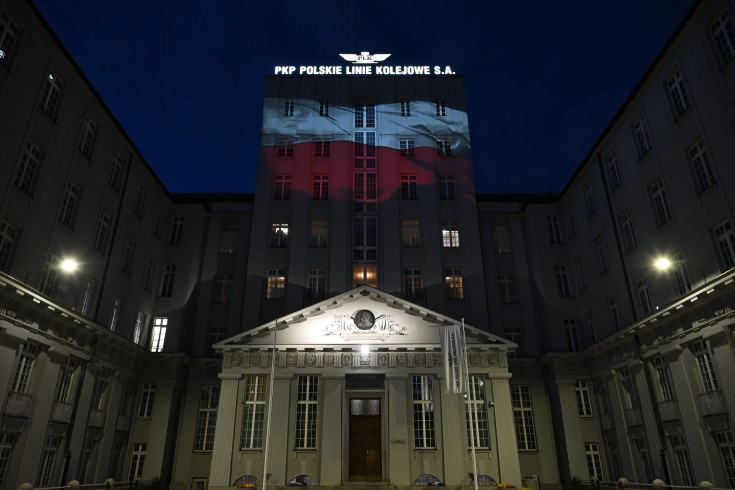 centrala, budynek, iluminacja, flaga biało-czerwona, dekoracja