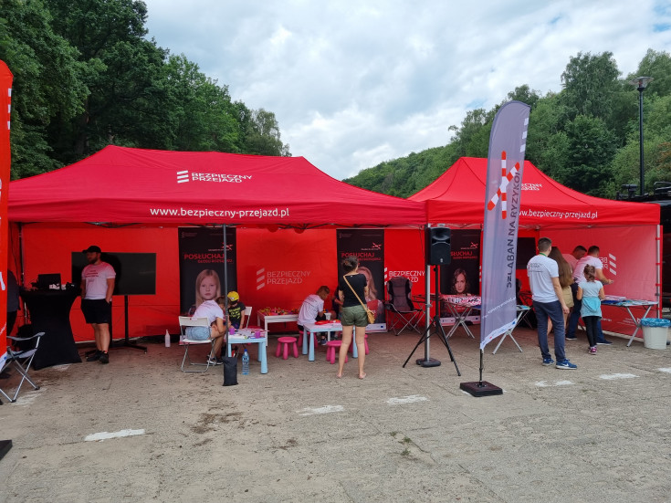 ludzie, bezpieczny przejazd, bezpieczeństwo, kampania społeczna, kierowca, Gdynia, samochód, wydarzenie plenerowe, stoisko kampanii, Moto Safety Day, edukacja dorosłych, promocja bezpieczeństwa