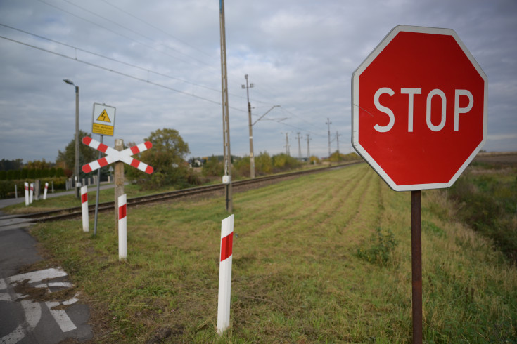 bezpieczny przejazd, przejazd kolejowo-drogowy, żółta naklejka, krzyż św. Andrzeja, znak STOP