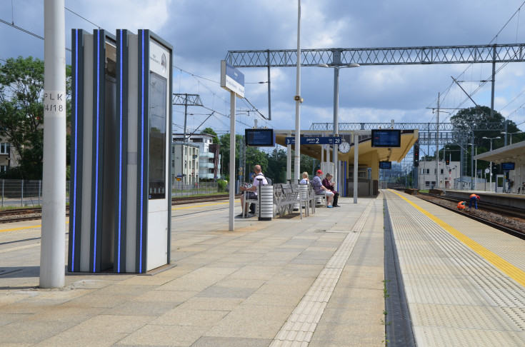 pasażer, peron, stacja, nowa tablica informacyjna