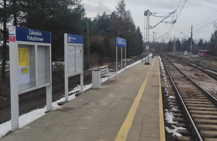 sieć trakcyjna, peron, tor, gablota, Żakowice Południowe