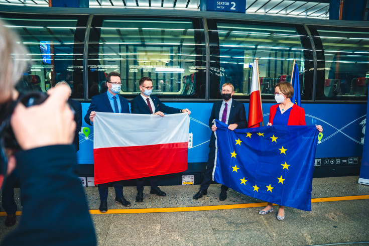 bezpieczny przejazd, kampania społeczna, Warszawa Centralna, edukacja, edukacja dzieci, edukacja dorosłych, akcja edukacyjna, ambasador bezpieczeństwa, ambasadorzy bezpieczeństwa, Connecting Europe Express, pociąg europejski