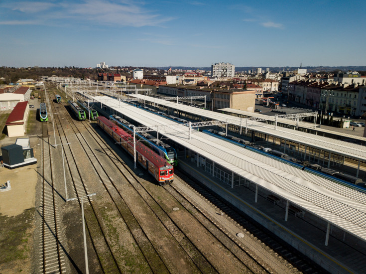 POIiŚ 2014-2020, Rzeszów Główny, zdjęcia nocne, TSI PRM, zmodernizowany peron