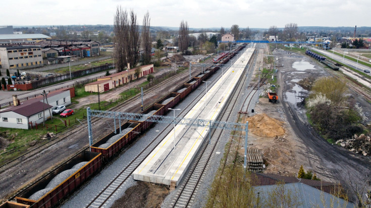 stacja, nowa kładka, nowa infrastruktura, widok z lotu ptaka, nowy peron, Ostrowiec Świętokrzyski